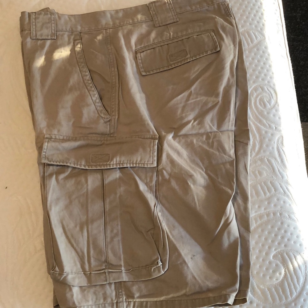 Structure cargo shorts.